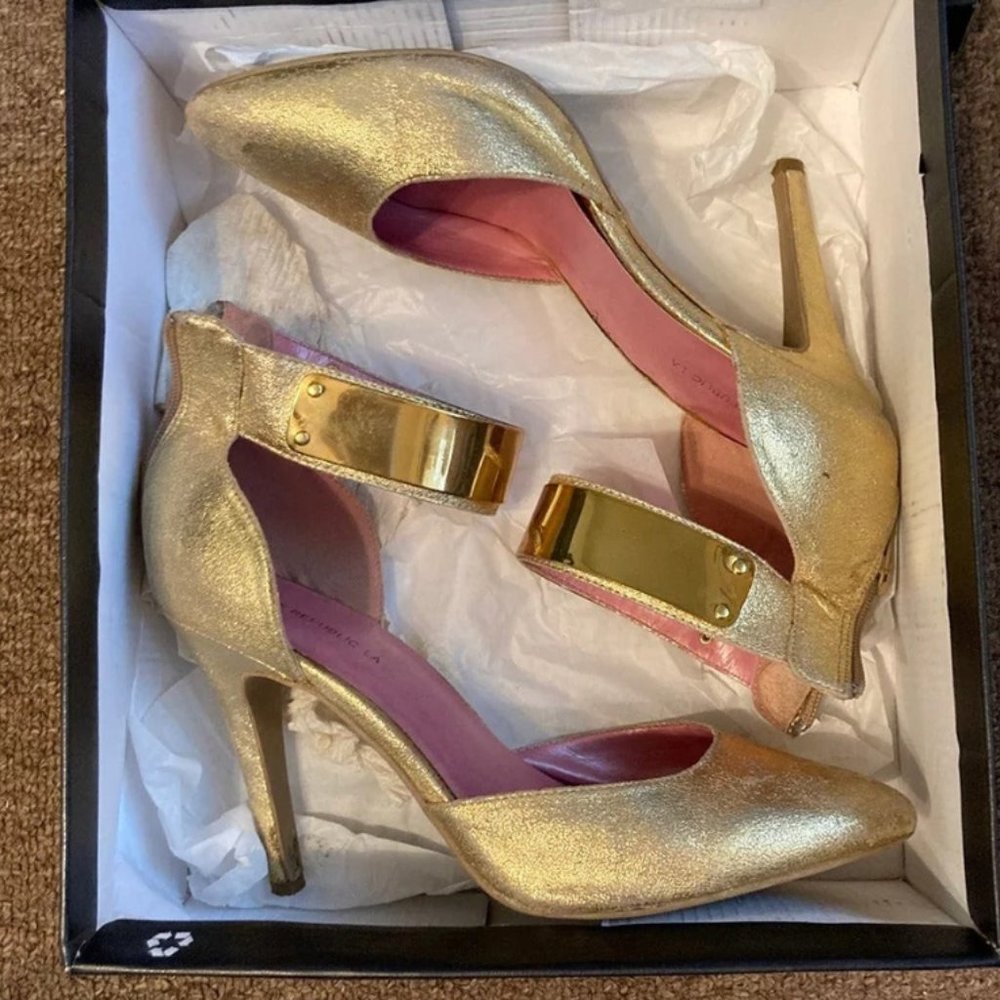 SHOE REPUBLIC LA Gold Heels Size 9